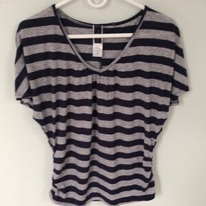 Molly Maxi Vneck striped short sleeve shirt.  Size Medium.
